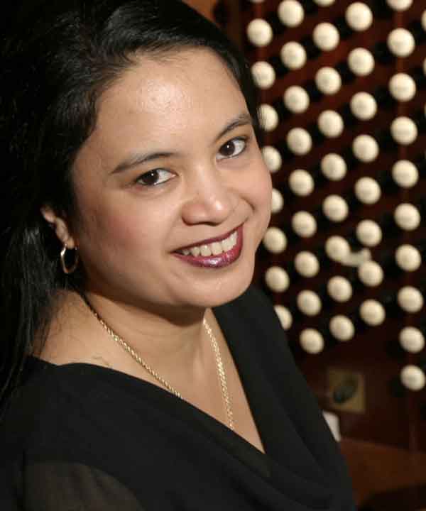 Organist Jennifer Pascual